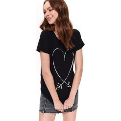 T-SHIRT KRÓTKI RĘKAW DAMSKI Z NADRUKIEM. Czarne t-shirty damskie marki Top Secret, z nadrukiem, z bawełny, bez kołnierzyka. Za 49,99 zł.