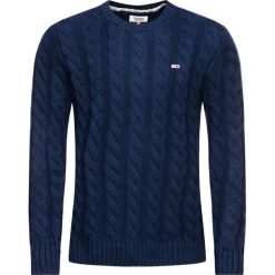 Sweter Tommy Jeans Essential Cable DM0DM07256. Szare swetry męskie Tommy Jeans, m, bez wzorów, z bawełny, klasyczne, z klasycznym kołnierzykiem, bez kaptura. W wyprzedaży za 229,00 zł.