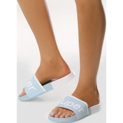 Niebieskie Klapki Well-Meaning. Niebieskie klapki damskie Born2be, z napisami, bez obcasa, na płaskiej podeszwie. Za 29,99 zł.