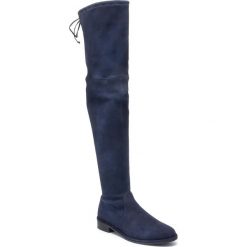 Muszkieterki STUART WEITZMAN - Lowland 1L23147 Nice Blue Suede Str. Niebieskie kozaki damskie Stuart Weitzman, ze skóry, bez obcasa, na obcasie, bez zapięcia. Za 3619,00 zł.