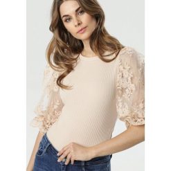 Jasnobeżowa Bluzka Hutton. Brązowe bluzki damskie Born2be, s, bez wzorów, z dzianiny, z okrągłym kołnierzem, z krótkim rękawem. Za 79,99 zł.