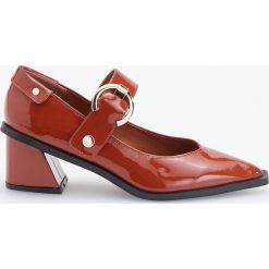 Czółenka w stylu retro - Brązowy. Brązowe czółenka marki Reserved. Za 199,99 zł.