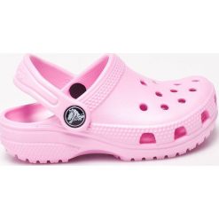 Crocs - Klapki dziecięce. Różowe sandały dziewczęce Crocs, z materiału, z okrągłym noskiem, bez zapięcia. W wyprzedaży za 99,90 zł.