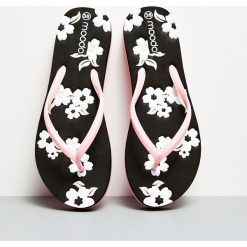 Klapki typu japonki. Czarne klapki damskie Moodo, bez wzorów, bez obcasa. Za 14,99 zł.