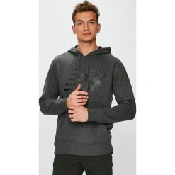 New Balance - Bluza. Szare bluzy męskie New Balance, xl, z nadrukiem, z elastanu, z kapturem, bez rękawów, z kapturem. W wyprzedaży za 159,90 zł.