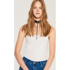 Bawełniany top basic - Biały. Białe topy damskie Sinsay, s, bez wzorów, z bawełny, bez kołnierzyka. Za 7,99 zł.