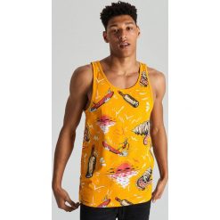 Tank top z nadrukiem all over - Pomarańczowy. Pomarańczowe t-shirty męskie Cropp, s, z nadrukiem, bez kołnierzyka. Za 39,99 zł.