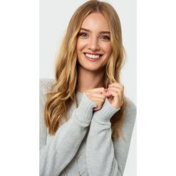 Miękki sweter z ażurowym wzorem. Swetry damskie Greenpoint, bez wzorów, z elastanu, bez rękawów, bez kaptura. Za 119,99 zł.