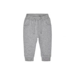 Name it Spodnie Umalikgu grey melange. Szare spodnie niemowlęce Name it, z bawełny. Za 29,00 zł.