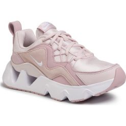 Buty NIKE - Ryz 365 BQ4153 601 Barely Rose/White/Plum Chalk. Różowe buty sportowe damskie Nike, bez wzorów, ze skóry, sportowe. Za 399,00 zł.