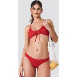 J&K Swim X NA-KD Marszczony dół bikini - Red. Czerwone bikini marki J&K Swim x NA-KD. Za 72,95 zł.