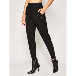Spodnie dresowe Calvin Klein Performance Punto Roma 00GWS0P662. Czarne spodnie damskie Calvin Klein Performance, m, z elastanu. W wyprzedaży za 319,00 zł.