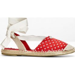 Espadryle bonprix czerwono-biały w kropki. Czerwone espadryle damskie bonprix, bez wzorów, bez obcasa. Za 24,99 zł.