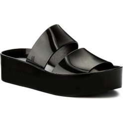 Klapki MELISSA - Shibuya Ad 32236 Black 01003. Czarne klapki damskie Melissa, bez wzorów, z tworzywa sztucznego, bez obcasa. W wyprzedaży za 189,00 zł.