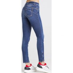 JEANSY NABUCCO SLIM FIT Sportmax Code. Niebieskie jeansy damskie Sportmax Code, bez wzorów, z elastanu. Za 539,40 zł.