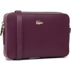 Torebka LACOSTE - Square Crossover Bag NF2731CE Grape Wine D49. Czerwone listonoszki damskie Lacoste, z aplikacjami, ze skóry, zdobione, bez dodatków. Za 849,00 zł.
