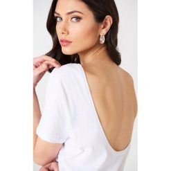 NA-KD Basic T-shirt z odkrytymi plecami - White. Białe t-shirty damskie NA-KD Basic, z bawełny, z dekoltem na plecach. Za 52,95 zł.