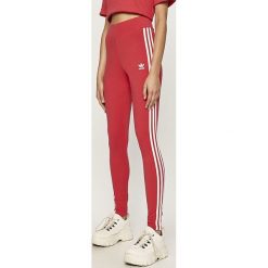 Adidas Originals - Legginsy. Różowe spodnie damskie adidas Originals, z aplikacjami, z bawełny. Za 129,90 zł.