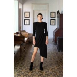 Sukienka z asymetrycznym dołem i zakładkami - czarna. Czarne sukienki damskie Makover, s, bez wzorów, z elastanu, eleganckie, z asymetrycznym kołnierzem, z długim rękawem, długie, asymetryczne. Za 219,00 zł.