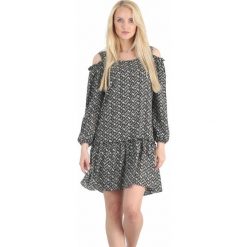 Wzorzysta sukienka z wycięciami na ramionach. Sukienki damskie Made in Poland, bez wzorów, z elastanu, bez kołnierzyka, bez rękawów. Za 219,00 zł.