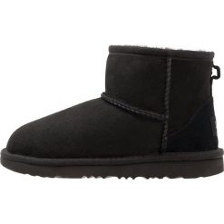 UGG CLASSIC MINI II Botki black. Czarne buty zimowe damskie marki Ugg, z materiału. W wyprzedaży za 439,20 zł.