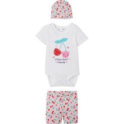 Body niemowlęce + krótkie spodenki + czapka (3 części), bawełna organiczna bonprix pudrowy jasnoróżowy - truskawkowy. Różowe body niemowlęce bonprix, z nadrukiem, z bawełny, z krótkim rękawem. Za 54,99 zł.