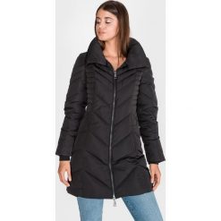 Guess Kurtka Czarny. Czarne płaszcze damskie Guess, m, z aplikacjami, z poliesteru. Za 950,95 zł.