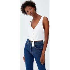 Krótki top z prążkowanego materiału z węzłem. Koszulki damskie Pull&Bear. Za 59,90 zł.