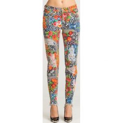 JEANSY SKINNY FIT VERSACE JEANS COUTURE. Żółte jeansy damskie Versace Jeans Couture, bez wzorów, z elastanu. Za 1569,00 zł.