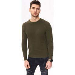 SWETER MĘSKI STRUKTURALNY. Brązowe swetry męskie Top Secret, na zimę, xxl, bez wzorów, z dzianiny, bez kołnierzyka, bez kaptura. W wyprzedaży za 49,99 zł.