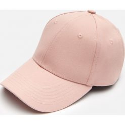 Czapka z daszkiem - Różowy. Różowe czapki damskie Cropp, bez wzorów. Za 29,99 zł.