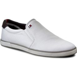 Tenisówki TOMMY HILFIGER - Harlow 2D FM0FM00597 White 100. Białe półbuty męskie TOMMY HILFIGER, na co dzień, bez wzorów, z gumy, bez zapięcia. W wyprzedaży za 159,00 zł.