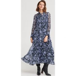 Długa sukienka w kwiaty - Wielobarwny. Sukienki damskie Reserved, w kwiaty, bez kołnierzyka, z długim rękawem, długie, maxi. W wyprzedaży za 179,99 zł.