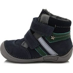 D-D-step buty zimowe 018-41 19 ciemnoniebieskie. Niebieskie buty chłopięce zimowe D-D-Step, z futra, z okrągłym noskiem, bez zapięcia. Za 169,00 zł.