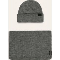 Jack & Jones - Czapka i szalik. Czarne czapki męskie Jack & Jones, na zimę, bez wzorów, z dzianiny. W wyprzedaży za 99,90 zł.