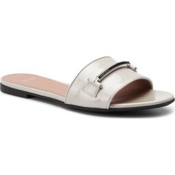 Klapki BOSS - Lara Slide 50408017 10217166 01 Light/Pastel Grey 050. Szare klapki damskie Boss, z aplikacjami, ze skóry, bez obcasa, na obcasie. W wyprzedaży za 419,00 zł.