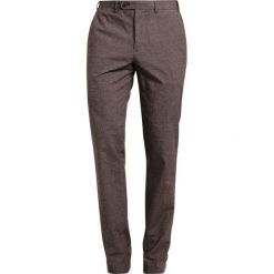 Chinosy męskie: Cortefiel PANTALON ESTRUCTURA Spodnie materiałowe dark brown