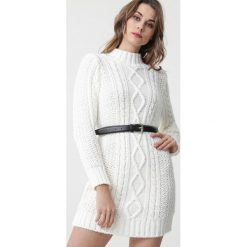 Biała Sukienka Bowman. Białe sukienki damskie Born2be, uniwersalny, w paski, z dzianiny, z golfem, bez rękawów, mini. Za 169,99 zł.
