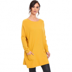 Sweter "Marlone" w kolorze musztardowym. Żółte swetry klasyczne damskie marki Cosy Winter, s, ze splotem, z okrągłym kołnierzem. W wyprzedaży za 181,95 zł.