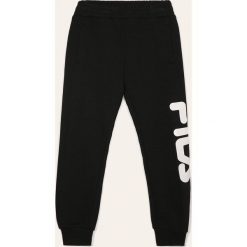 Fila - Spodnie dziecięce 86/92-128 cm. Czarne spodnie chłopięce Fila, z nadrukiem, z bawełny. Za 169,90 zł.