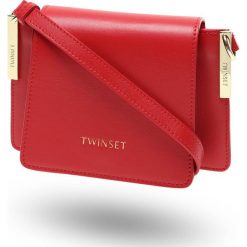 CZERWONA TOREBKA TWINSET. Czerwone torebki worki damskie Twinset, z nadrukiem, ze skóry, na ramię, z nadrukiem, z aplikacjami. Za 479,50 zł.