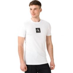 Calvin Klein Monogram Koszulka Biały. Białe podkoszulki męskie Calvin Klein, s, z nadrukiem, z elastanu, z krótkim rękawem. Za 147,95 zł.