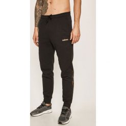 Adidas - Spodnie. Czarne spodnie męskie Adidas, na co dzień, xl, z nadrukiem, z bawełny. Za 179,90 zł.