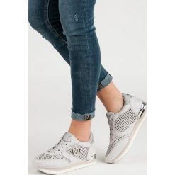 AŻUROWE BUTY SPORTOWE. Szare buty sportowe damskie ACLYS, bez wzorów, bez zapięcia. Za 149,90 zł.