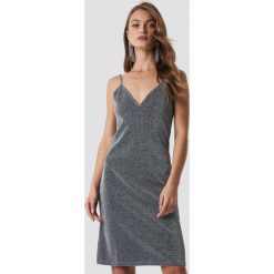 NA-KD Party Błyszcząca sukienka bieliźniana - Silver. Szare sukienki damskie marki NA-KD Party, na imprezę, bez wzorów, z poliesteru, bez kołnierzyka, bez rękawów, midi. W wyprzedaży za 50,47 zł.