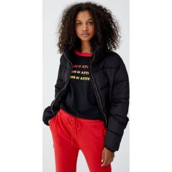 Koszulka z kontrastowym obszyciem. Czarne koszulki damskie Pull&Bear, bez wzorów, z kontrastowym kołnierzykiem. Za 29,90 zł.