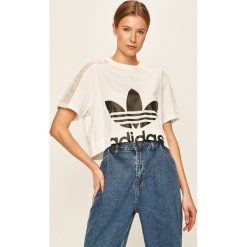 Adidas Originals - T-shirt. Białe topy damskie adidas Originals, z nadrukiem, z bawełny, casualowe, z okrągłym kołnierzem. W wyprzedaży za 89,90 zł.