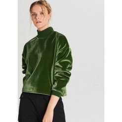 Welurowa bluza z półgolfem - Khaki. Brązowe bluzy damskie Cropp, s, bez wzorów, z weluru, bez rękawów, bez kaptura. Za 89,99 zł.