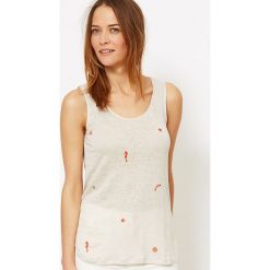 Lniany top "Maeva" w kolorze beżowo-czerwonym. Czerwone bluzki damskie Ateliers de la maille Paris, z nadrukiem, ze lnu, bez kołnierzyka. W wyprzedaży za 107,95 zł.