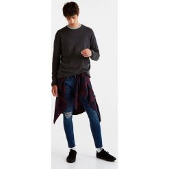 Sweter basic z dekoltem w jodełkę. Zielone bez kategorii Pull & Bear, m. Za 39,90 zł.